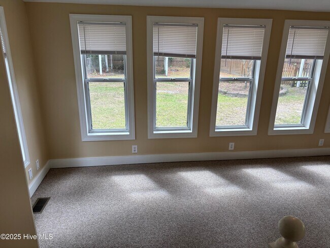 Building Photo - 609 River Hill Dr