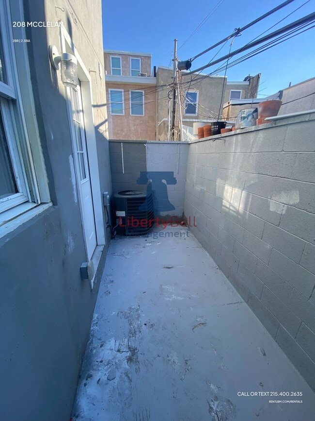 Building Photo - 208 McClellan St