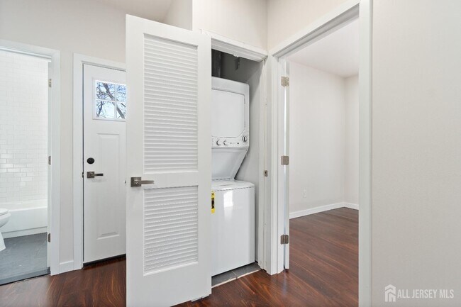 Building Photo - 826 George St