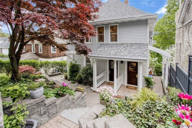 Building Photo - 142 Hudson Terrace