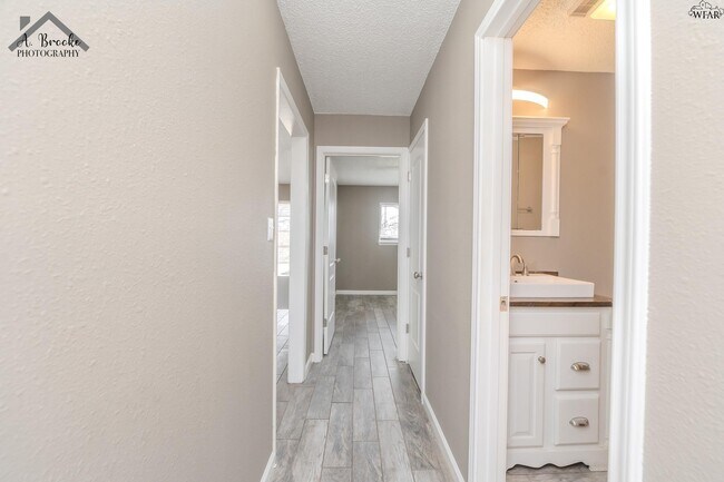 Building Photo - 4825 Colleen Dr