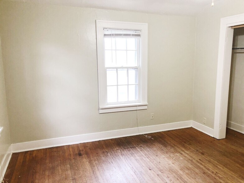 Building Photo - 323 S Eagleson Ave