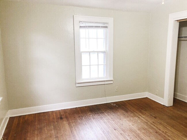 Building Photo - 323 S Eagleson Ave