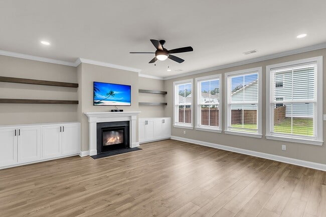 Building Photo - 687 Black Pine Rd