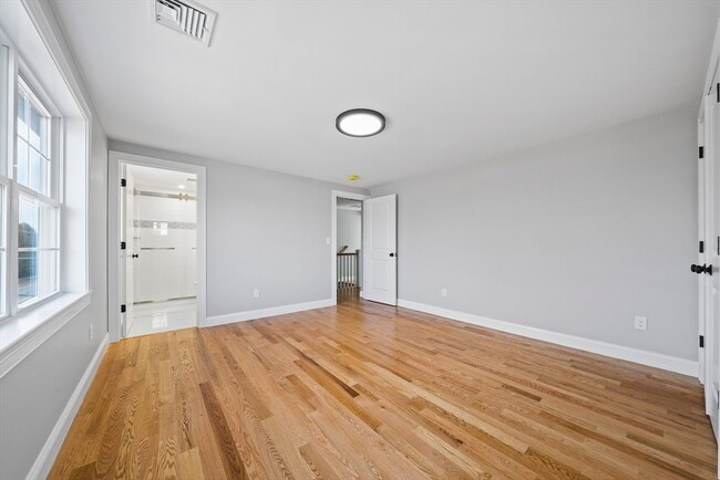 Building Photo - 473 Newport Ave