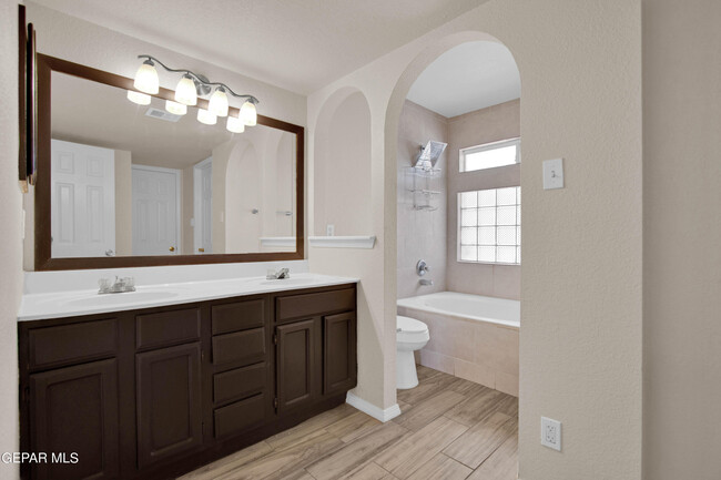 Building Photo - 11816 2 Towers Dr