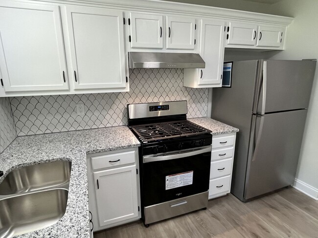 Building Photo - Updated 4 Bed Home in North Charlotte