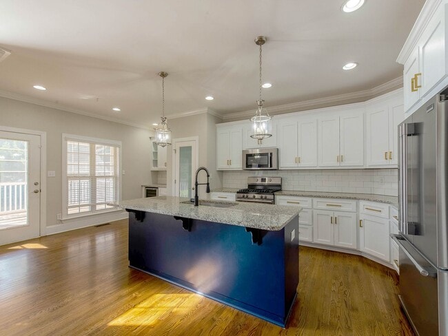 Building Photo - Move in ready Cotswold dream home.