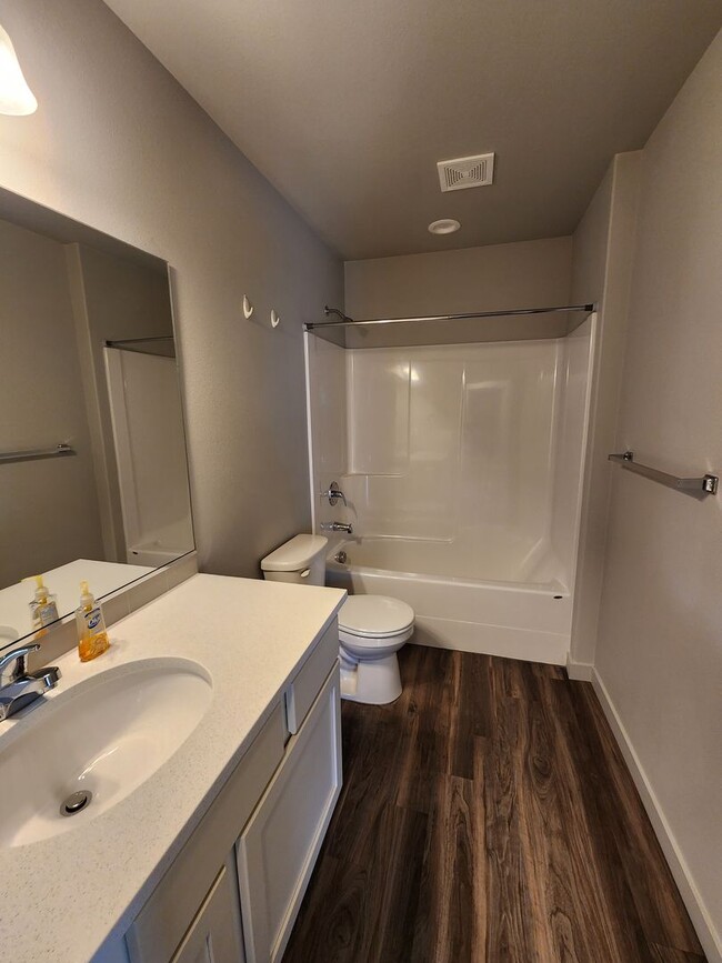 Building Photo - Newer Build Unit in Pasco