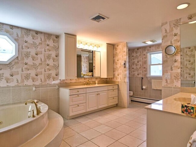 Building Photo - 149 Nanaquaket Rd