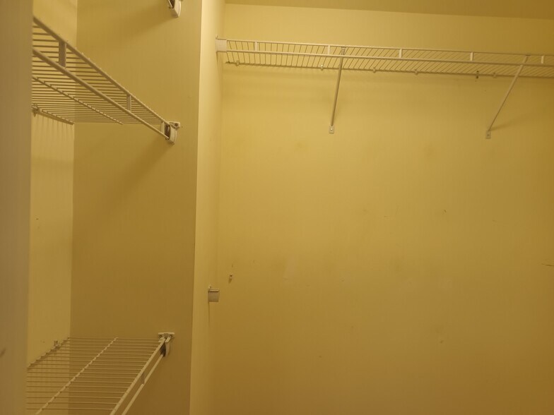 Walk In Closet Master 1 - 2626 Nashboro Blvd