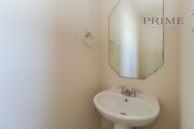 Building Photo - Beautiful two story Townhouse