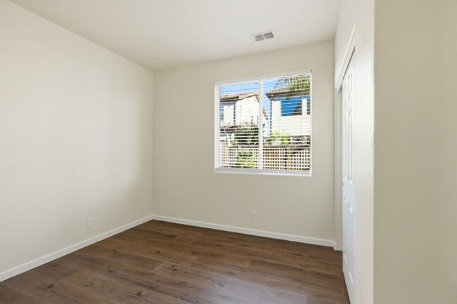 Building Photo - Seaview Ranch Neighborhood!