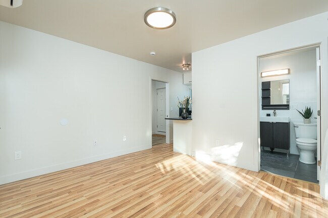 Building Photo - 3251 Vickers Dr