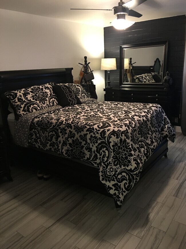 Building Photo - 460 S Marion Pkwy