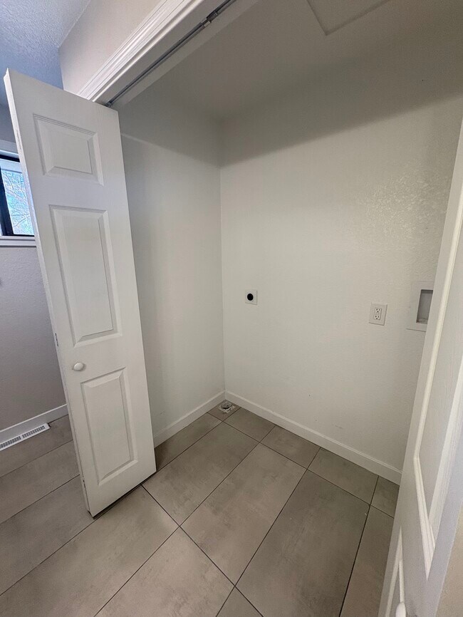 Building Photo - 509 E 41st St