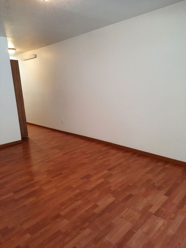 Building Photo - 2 BED | 2 BATH | TOWNHOME | SINGLE GARAGE ...
