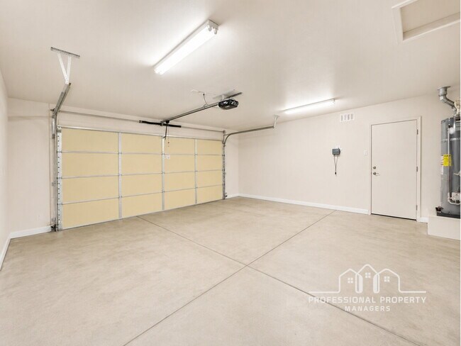 Building Photo - For Rent: 3-bedroom, 2-bathroom home in Mesa Del Sol