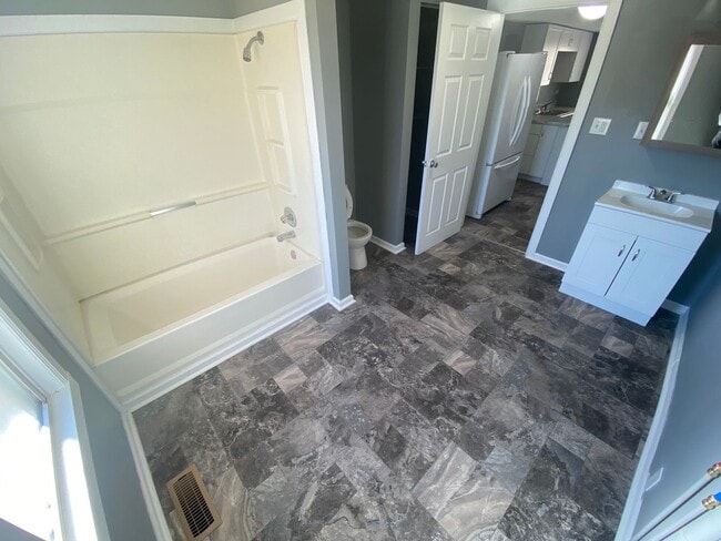 Building Photo - FOR LEASE - 3 BEDS, 2 BATH, 1160sqft - Laf...