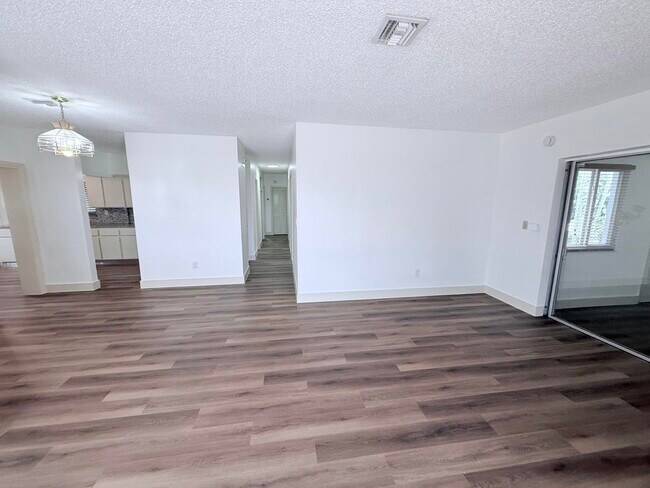 Building Photo - 957 W 67th St