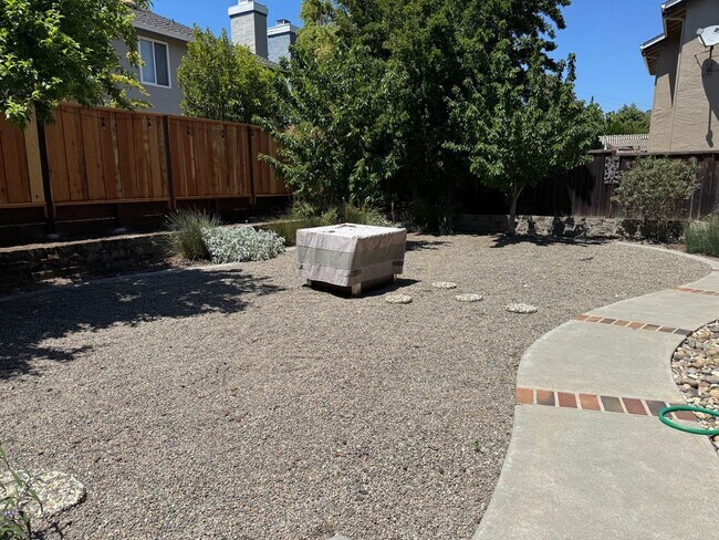 Building Photo - Fully remodeled home, Pet friendly with A/...