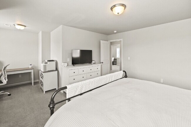 Building Photo - Well maintained Fountain Home with 3 bedrooms and  beautiful mountain views.