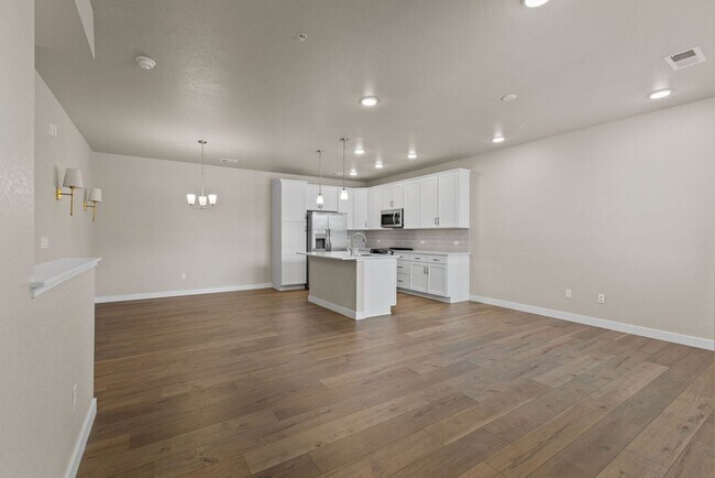 Building Photo - 2 Bedroom 2 Bathroom Ground Floor Townhome in Centerra