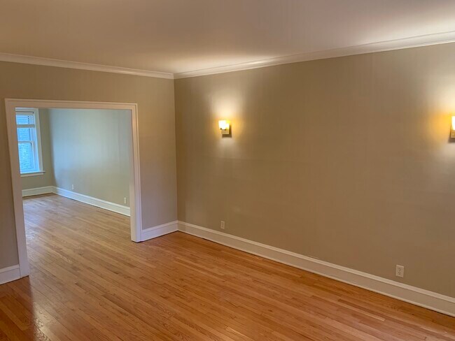 Building Photo - 2046 W Farragut Ave