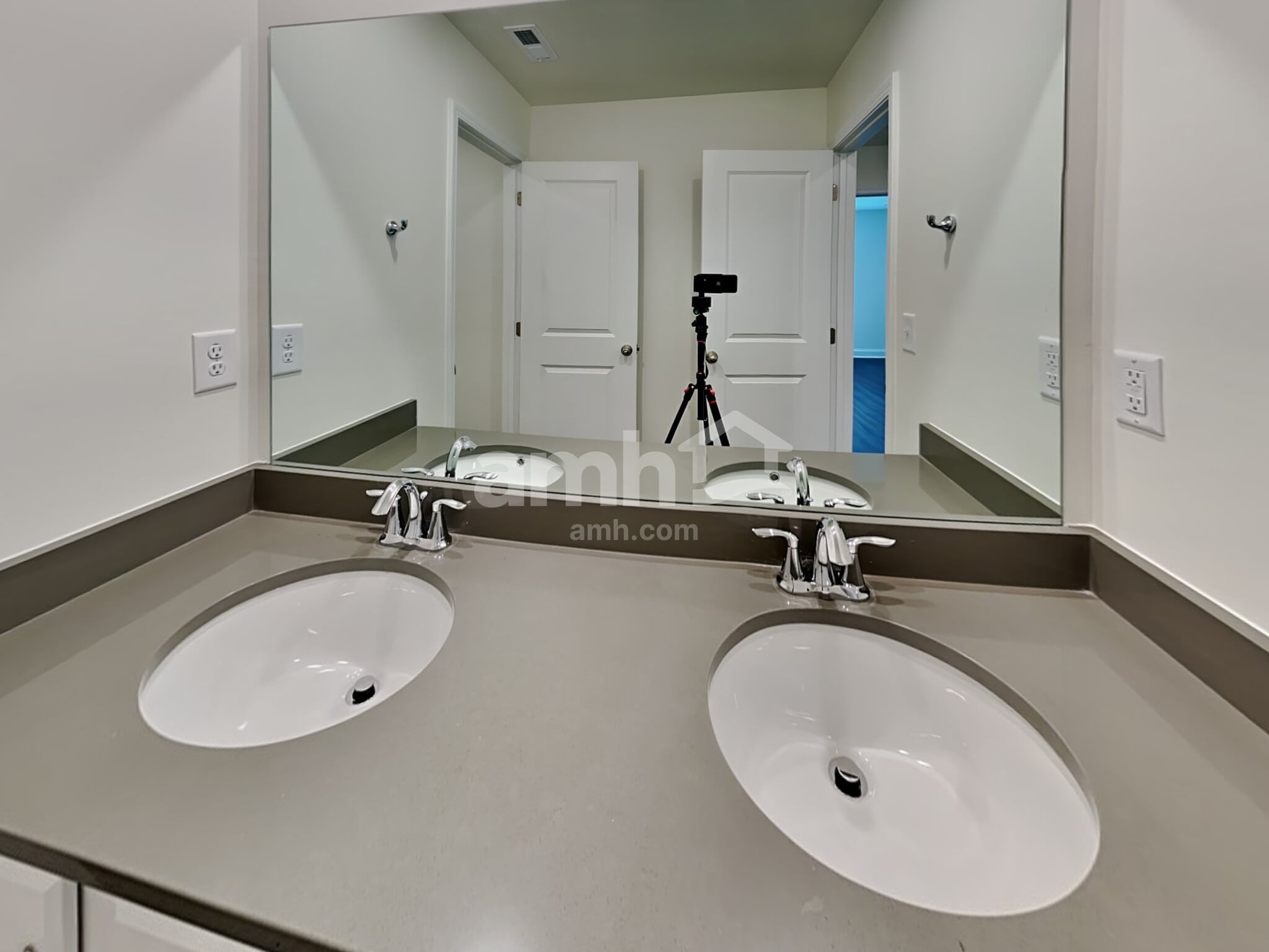 Building Photo - 669 Carnaby Ln