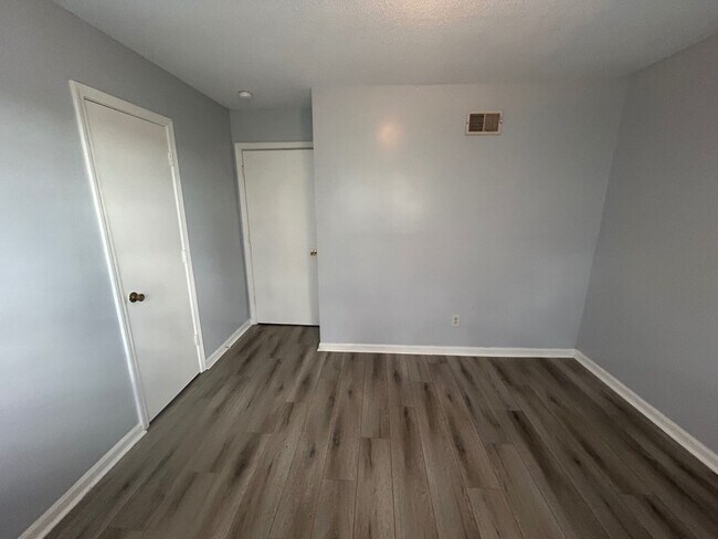 Building Photo - 715 Montague Road Unit D