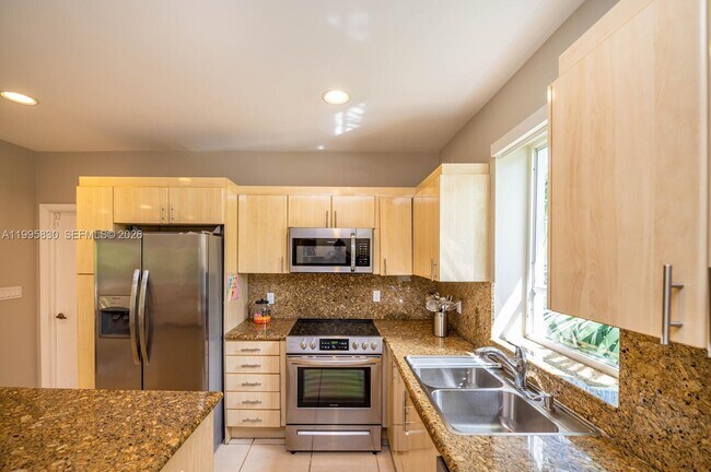 Building Photo - 9520 E Broadview Dr