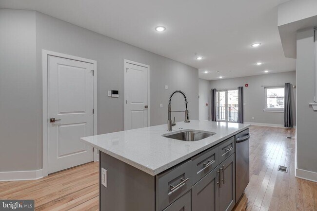 Building Photo - 2113 Master St