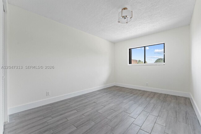 Building Photo - 2025 SW 82nd Ave