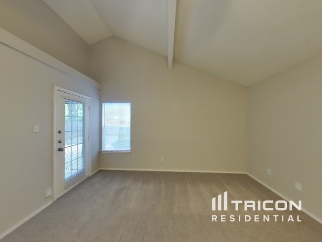 Building Photo - 1008 W Lovers Ln