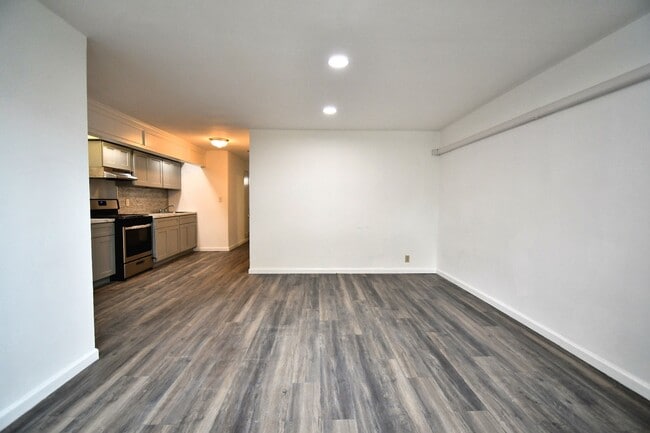 Building Photo - 9 Old Jerome Ave