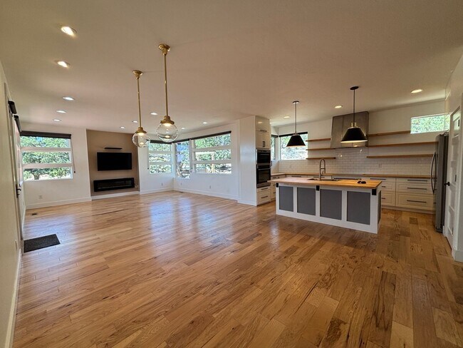 Building Photo - Stunning 4 Bed/3.5 Bath on 4.39 Acre Lot-7...