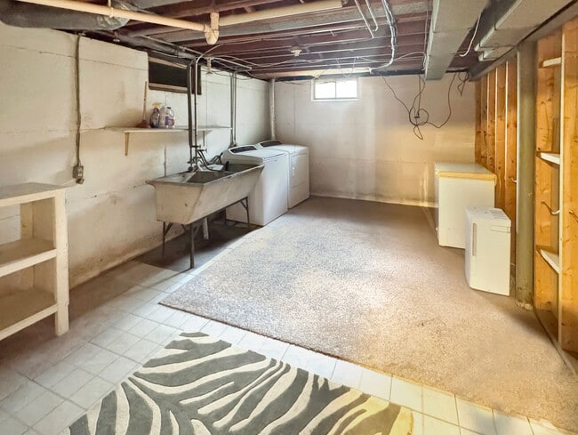 Building Photo - Lovely 3 bedroom 1.5 bathroom Cape Code st...