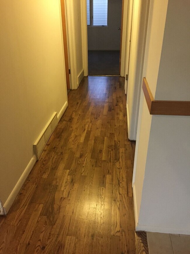 Building Photo - 516 N Willson Ave