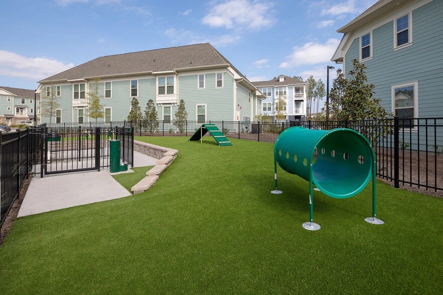 Building Photo - 115 Great Lawn Dr