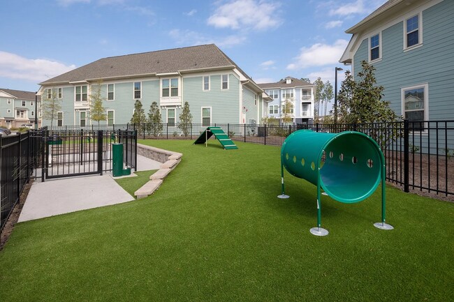 Building Photo - 115 Great Lawn Dr