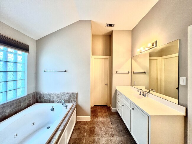 Building Photo - 3731 Main Poplar Dr