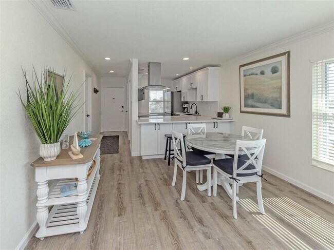 Building Photo - 1400 Tarpon Center Dr