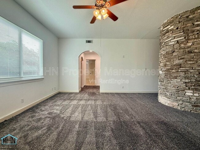 Building Photo - 100 Bluet Ln