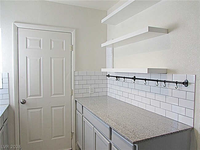 Building Photo - 405 S 15th St