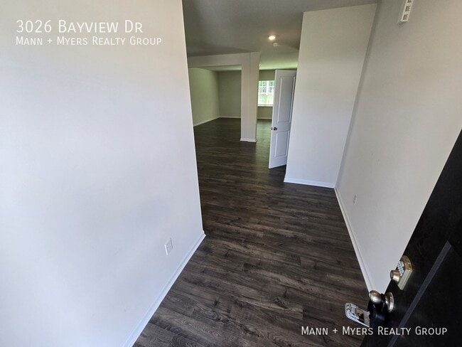 Building Photo - 3026 Bayview Dr