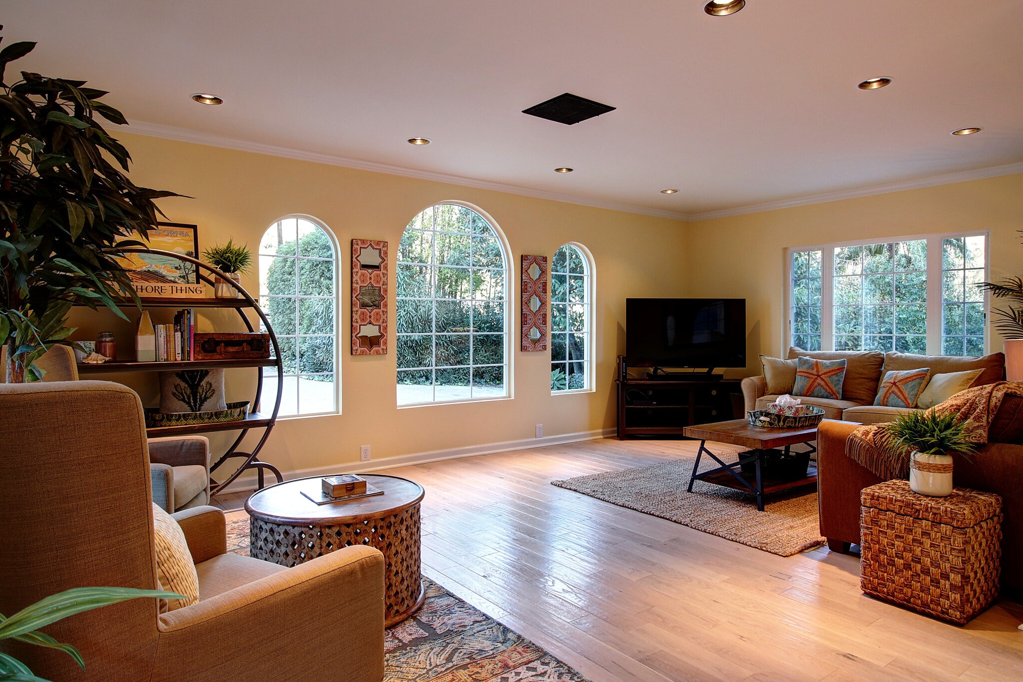 Building Photo - 1569 Sycamore Canyon Rd