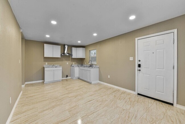 Building Photo - 1106 Brewster Ave