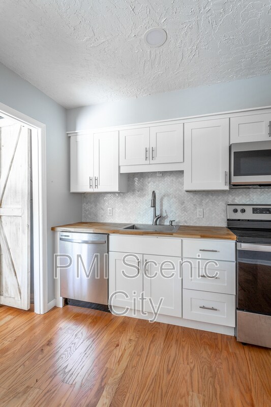 Building Photo - 2508 Woodfin Ave