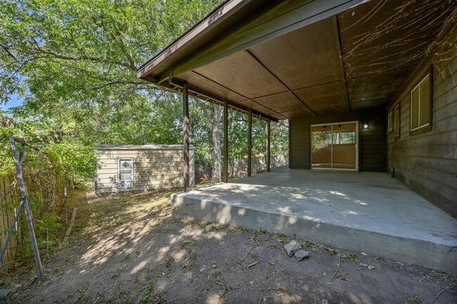 Building Photo - South Austin 3-bedroom/2-bath Home in Park...