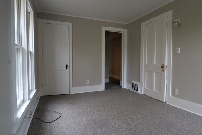 Building Photo - Large Updated 4 Bedroom Single Family Home